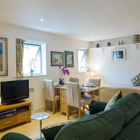 Queens - City Centre Apartment